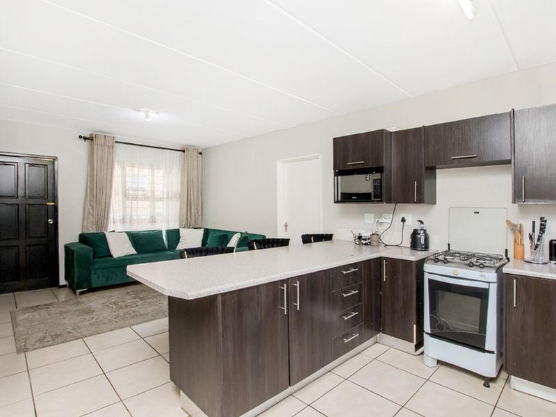 2 bedroom, 2 bathroom home - Photo 8