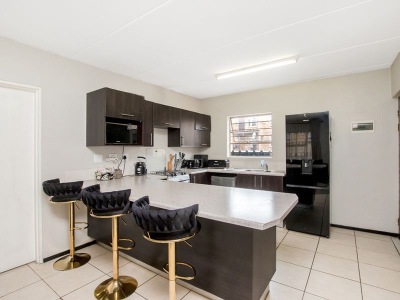 2 bedroom, 2 bathroom home - Photo 6