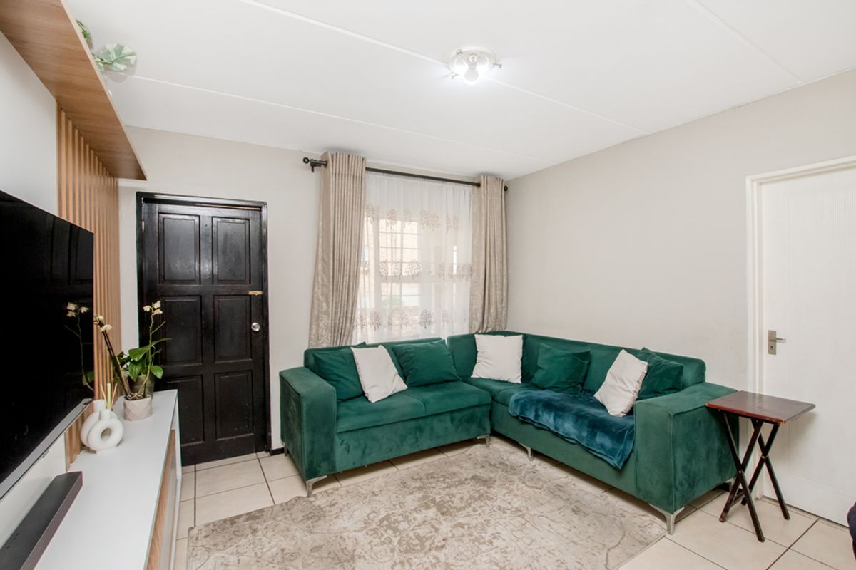 2 bedroom, 2 bathroom home - Photo 2