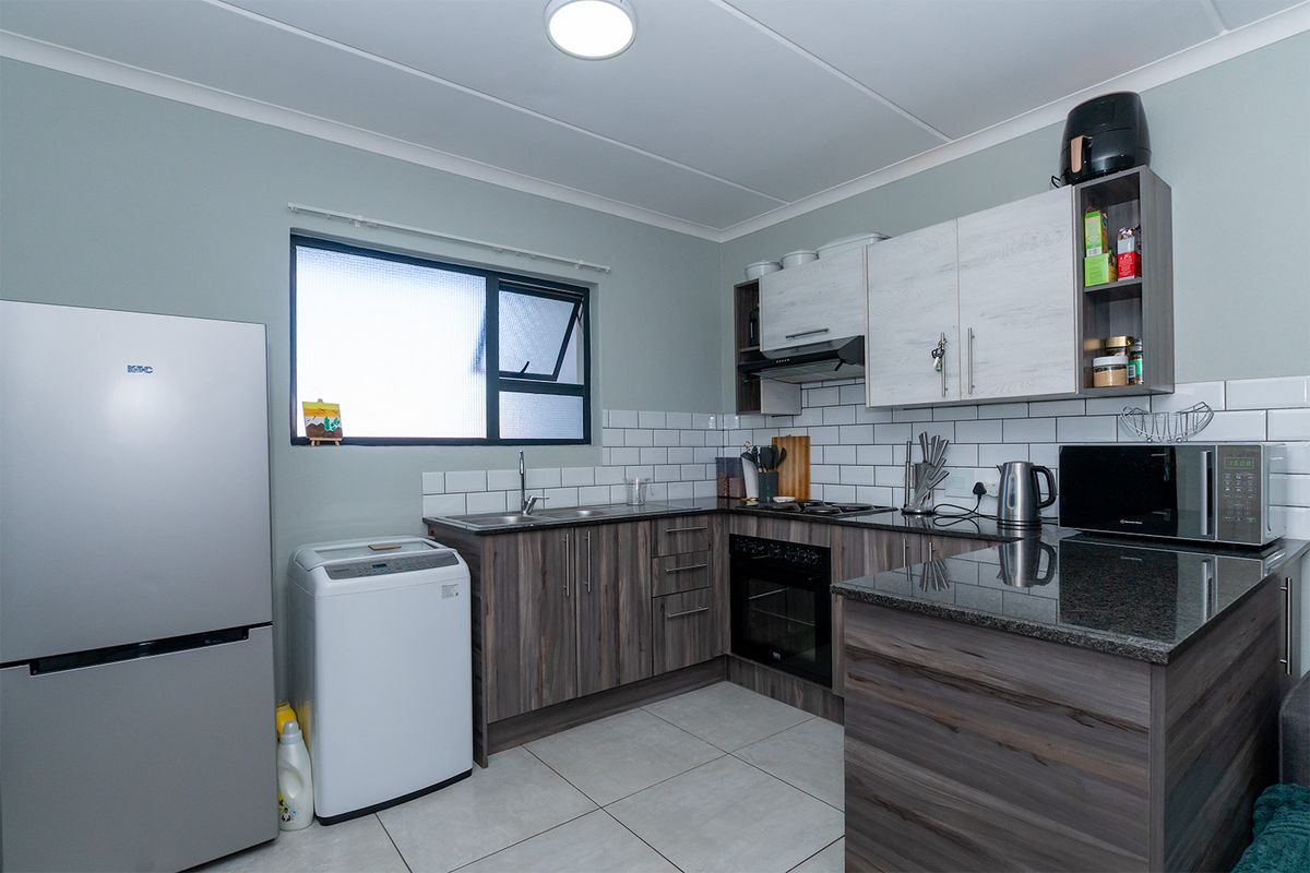 Stylish 2-Bedroom Apartment Offering Convenience and Comfort - Photo 5