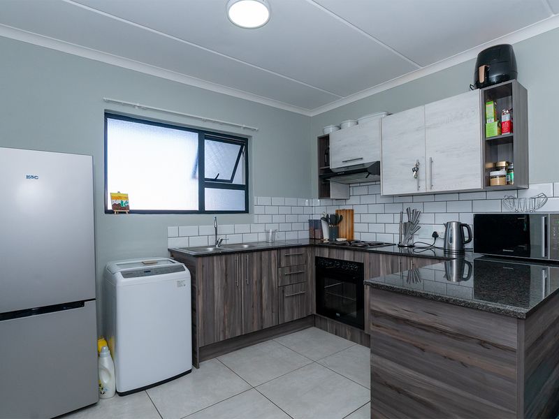 Stylish 2-Bedroom Apartment Offering Convenience and Comfort - Photo 5