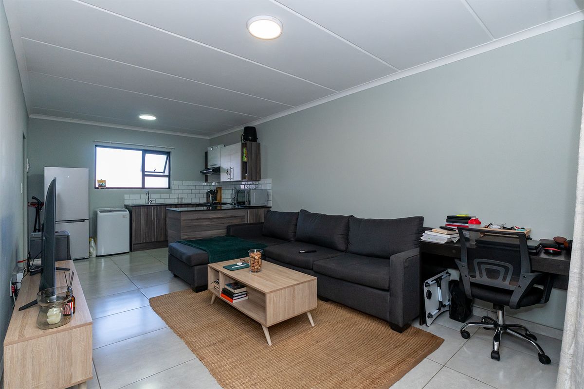 Stylish 2-Bedroom Apartment Offering Convenience and Comfort - Photo 3