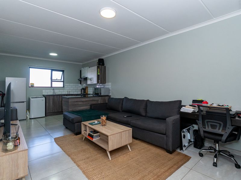 Stylish 2-Bedroom Apartment Offering Convenience and Comfort - Photo 3