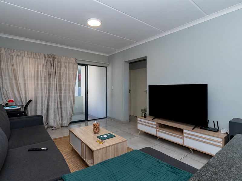Stylish 2-Bedroom Apartment Offering Convenience and Comfort - Photo 1