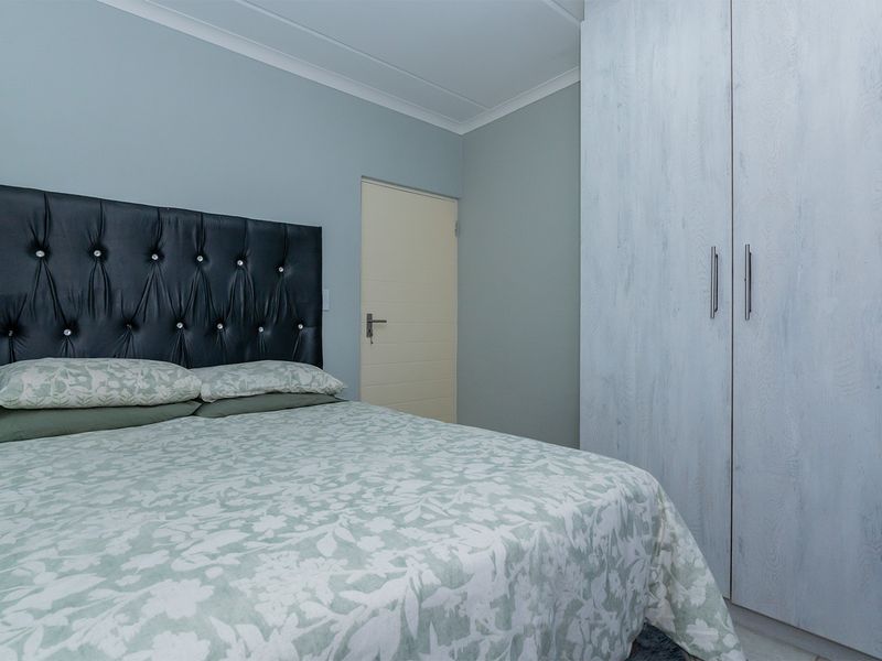Stylish 2-Bedroom Apartment Offering Convenience and Comfort - Photo 8