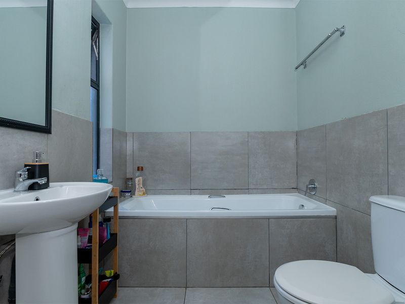 Stylish 2-Bedroom Apartment Offering Convenience and Comfort - Photo 10