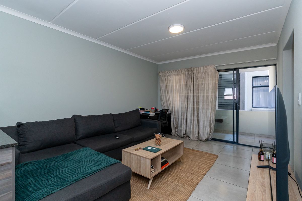 Stylish 2-Bedroom Apartment Offering Convenience and Comfort - Photo 2