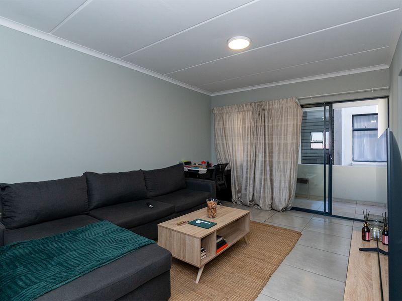 Stylish 2-Bedroom Apartment Offering Convenience and Comfort - Photo 2