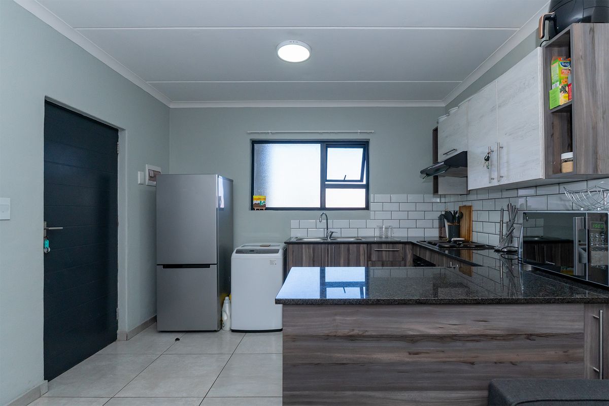 Stylish 2-Bedroom Apartment Offering Convenience and Comfort - Photo 4