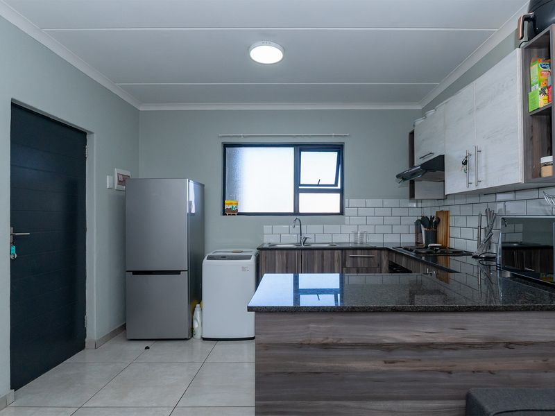 Stylish 2-Bedroom Apartment Offering Convenience and Comfort - Photo 4
