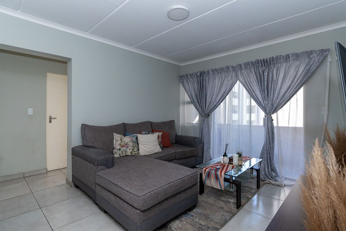 Stylish 2-Bedroom Apartment Offering Convenience and Comfort - Photo 2