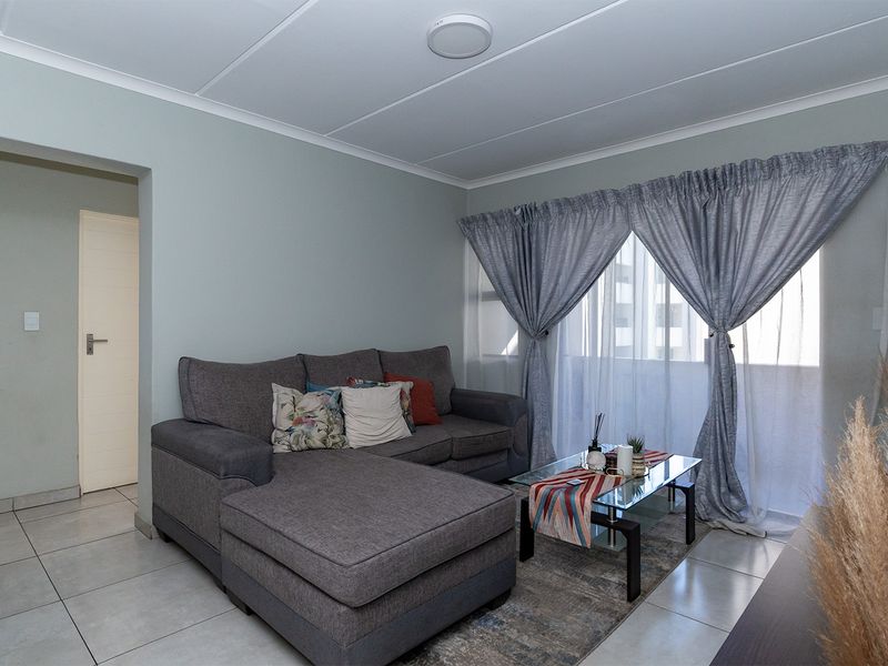 Stylish 2-Bedroom Apartment Offering Convenience and Comfort - Photo 2