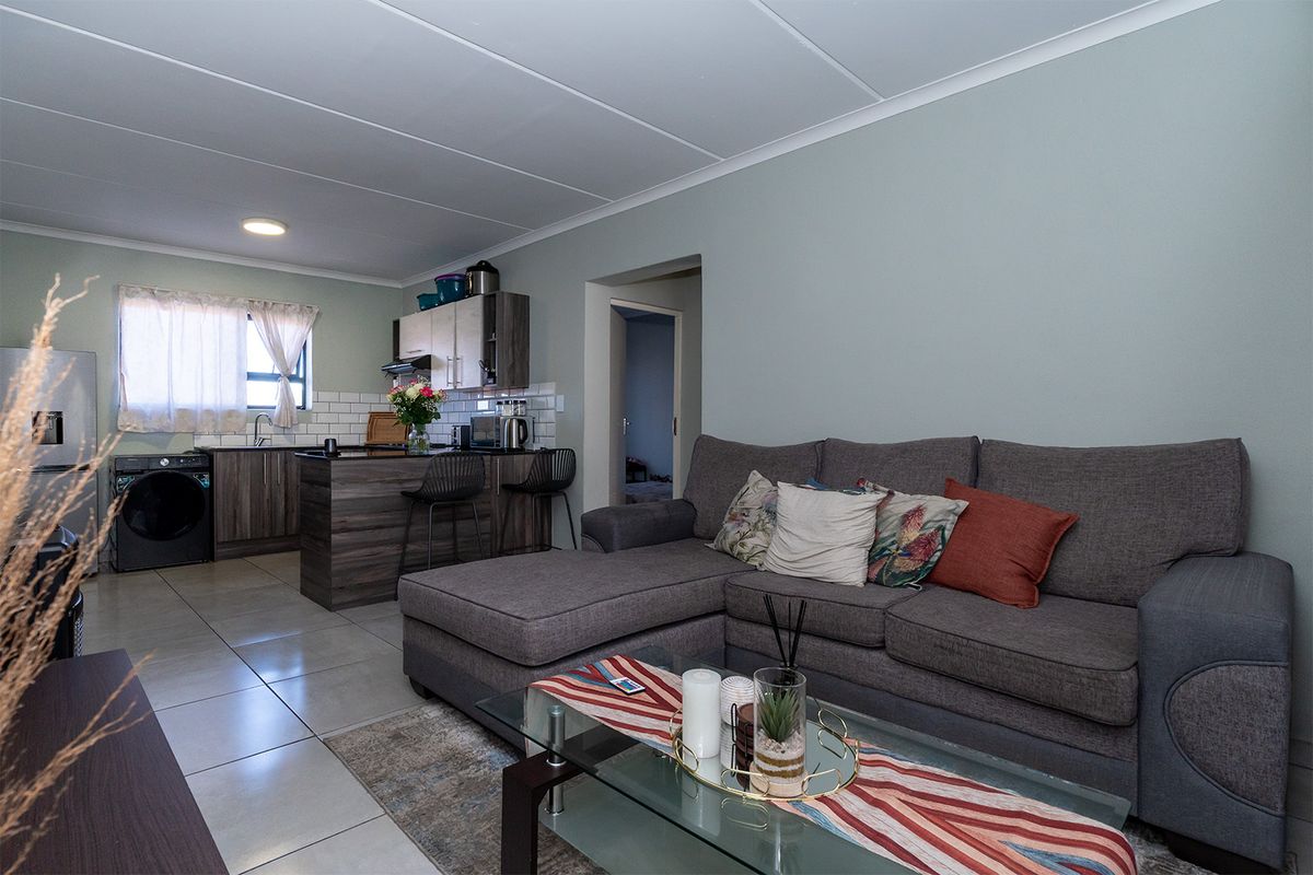 Stylish 2-Bedroom Apartment Offering Convenience and Comfort - Photo 3
