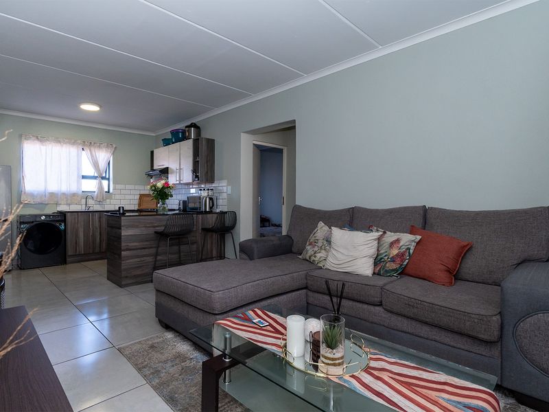 Stylish 2-Bedroom Apartment Offering Convenience and Comfort - Photo 3