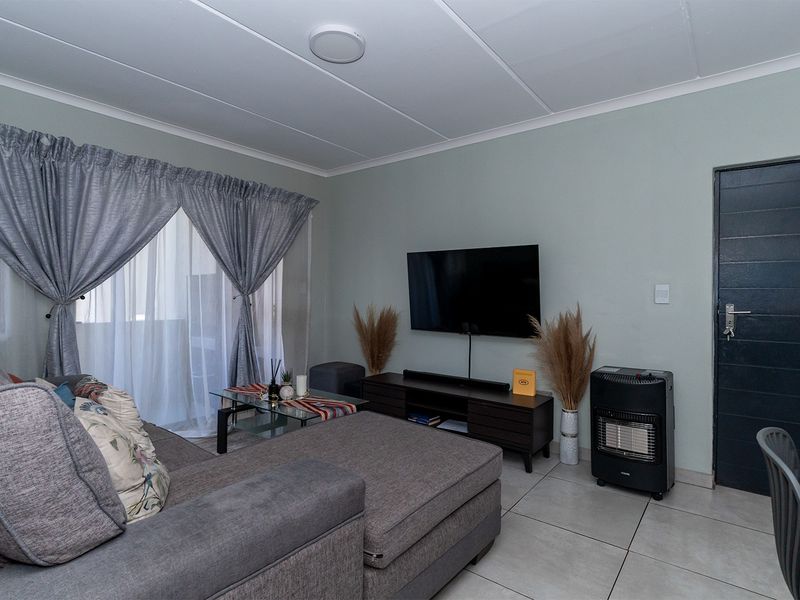 Stylish 2-Bedroom Apartment Offering Convenience and Comfort - Photo 1