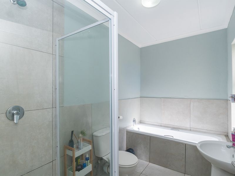 Stylish 2-Bedroom Apartment Offering Convenience and Comfort - Photo 10