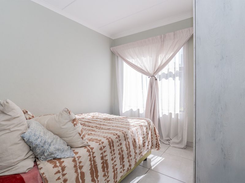 Stylish 2-Bedroom Apartment Offering Convenience and Comfort - Photo 9