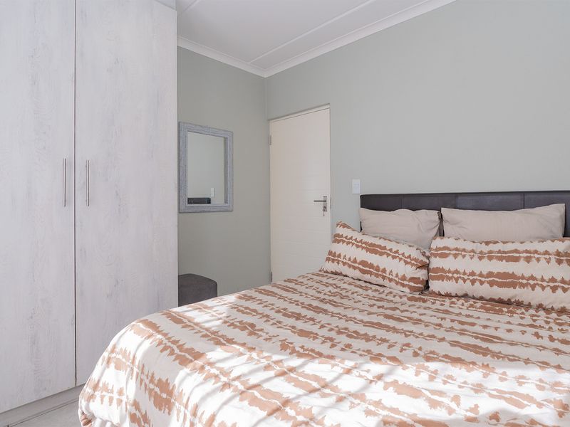 Stylish 2-Bedroom Apartment Offering Convenience and Comfort - Photo 8