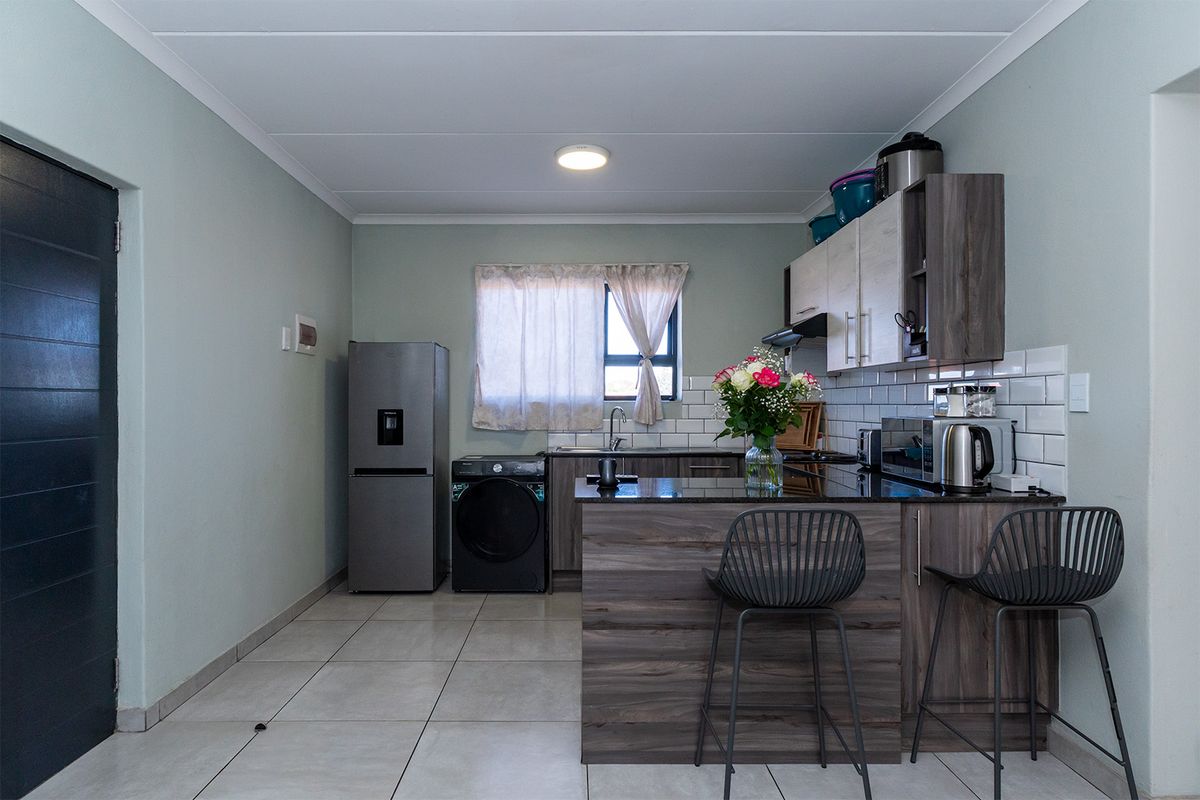Stylish 2-Bedroom Apartment Offering Convenience and Comfort - Photo 4