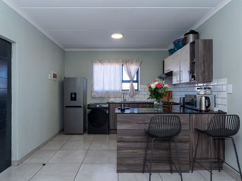 Stylish 2-Bedroom Apartment Offering Convenience and Comfort - Photo 4