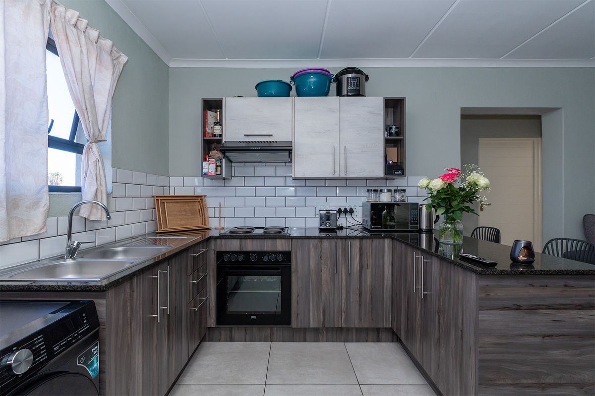 Stylish 2-Bedroom Apartment Offering Convenience and Comfort - Photo 5