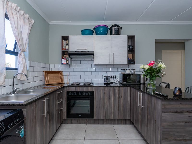 Stylish 2-Bedroom Apartment Offering Convenience and Comfort - Photo 5