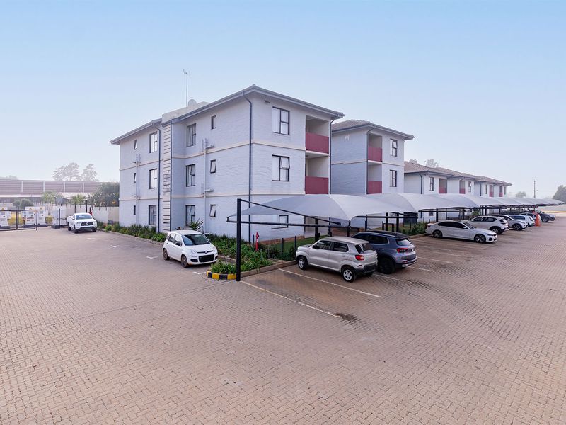 Stylish First-Floor 1-Bedroom Apartment in a Secure Lifestyle Estate - Photo 3