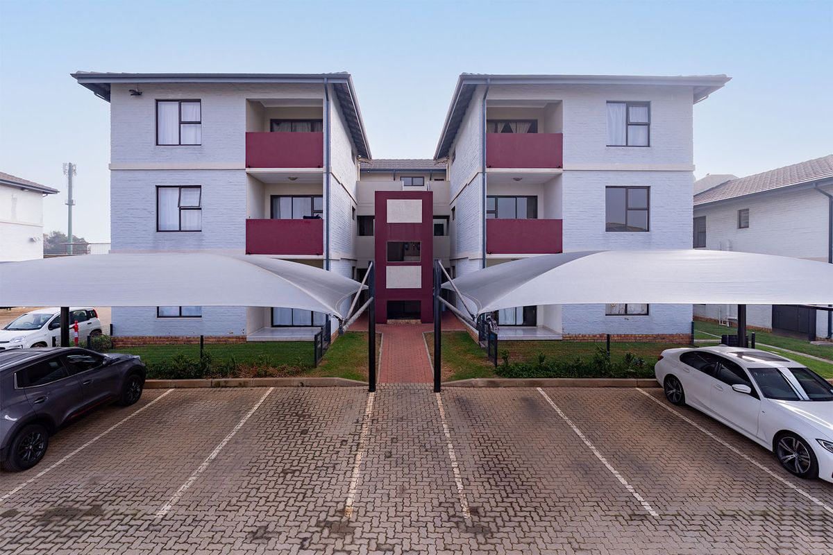 Stylish First-Floor 1-Bedroom Apartment in a Secure Lifestyle Estate - Photo 2
