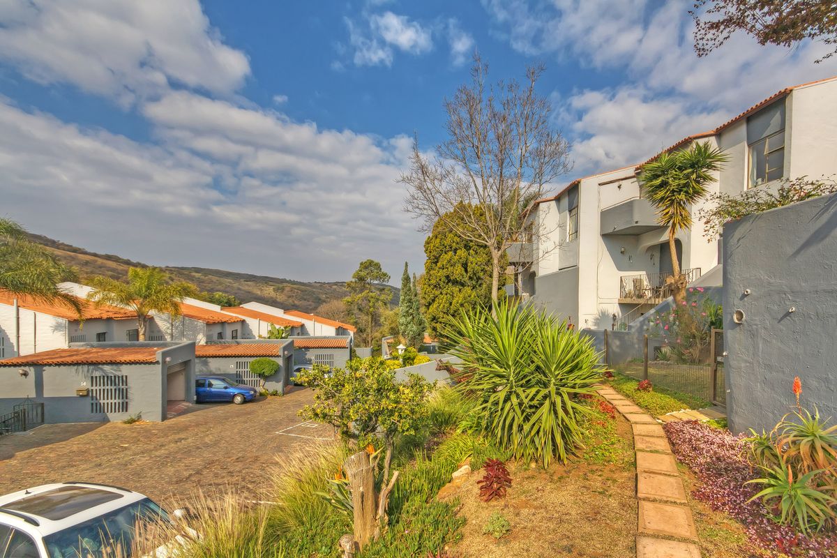 Elegant Multi-Level Home with Mountain views - Photo 2