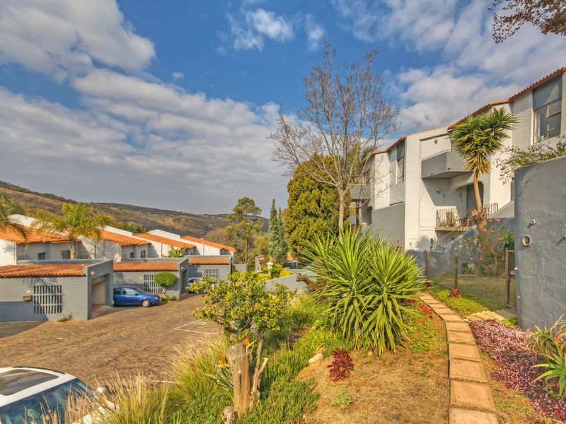 Elegant Multi-Level Home with Mountain views - Photo 2