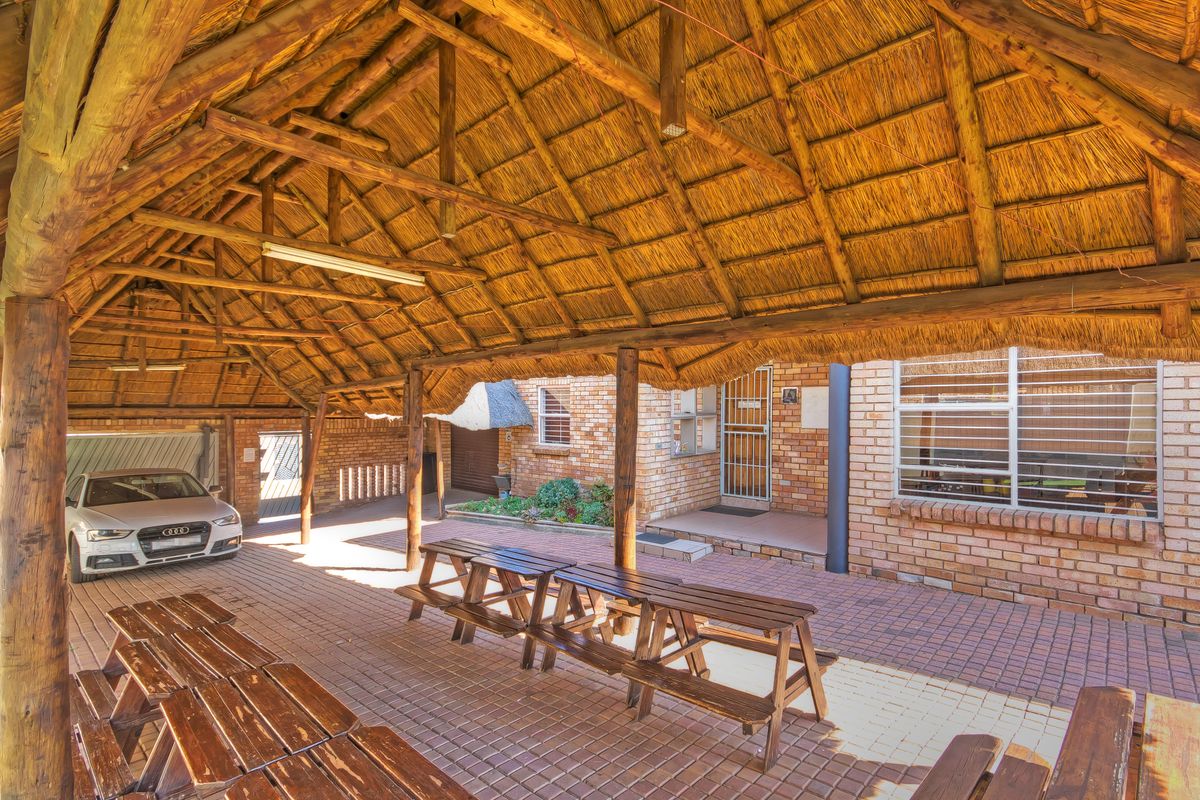 Family Home with Exceptional Entertainment and Business Potenial - Photo 4