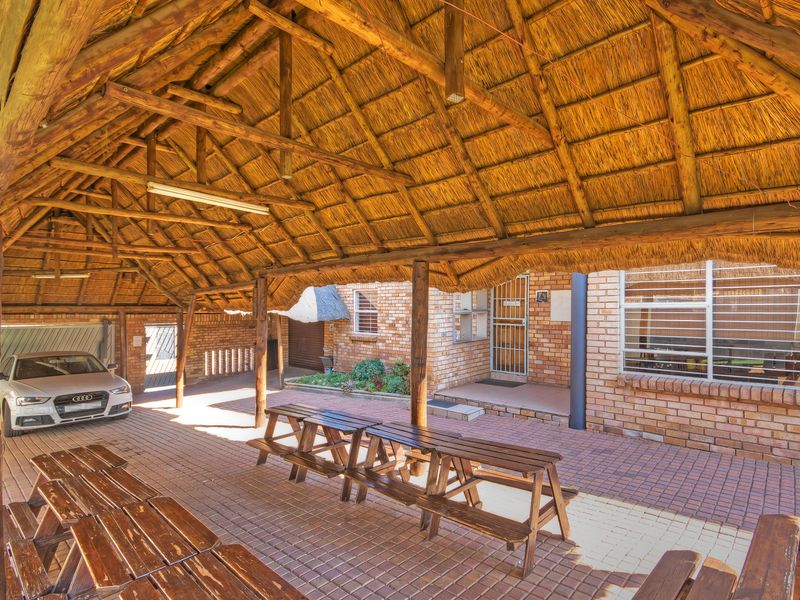Family Home with Exceptional Entertainment and Business Potenial - Photo 4