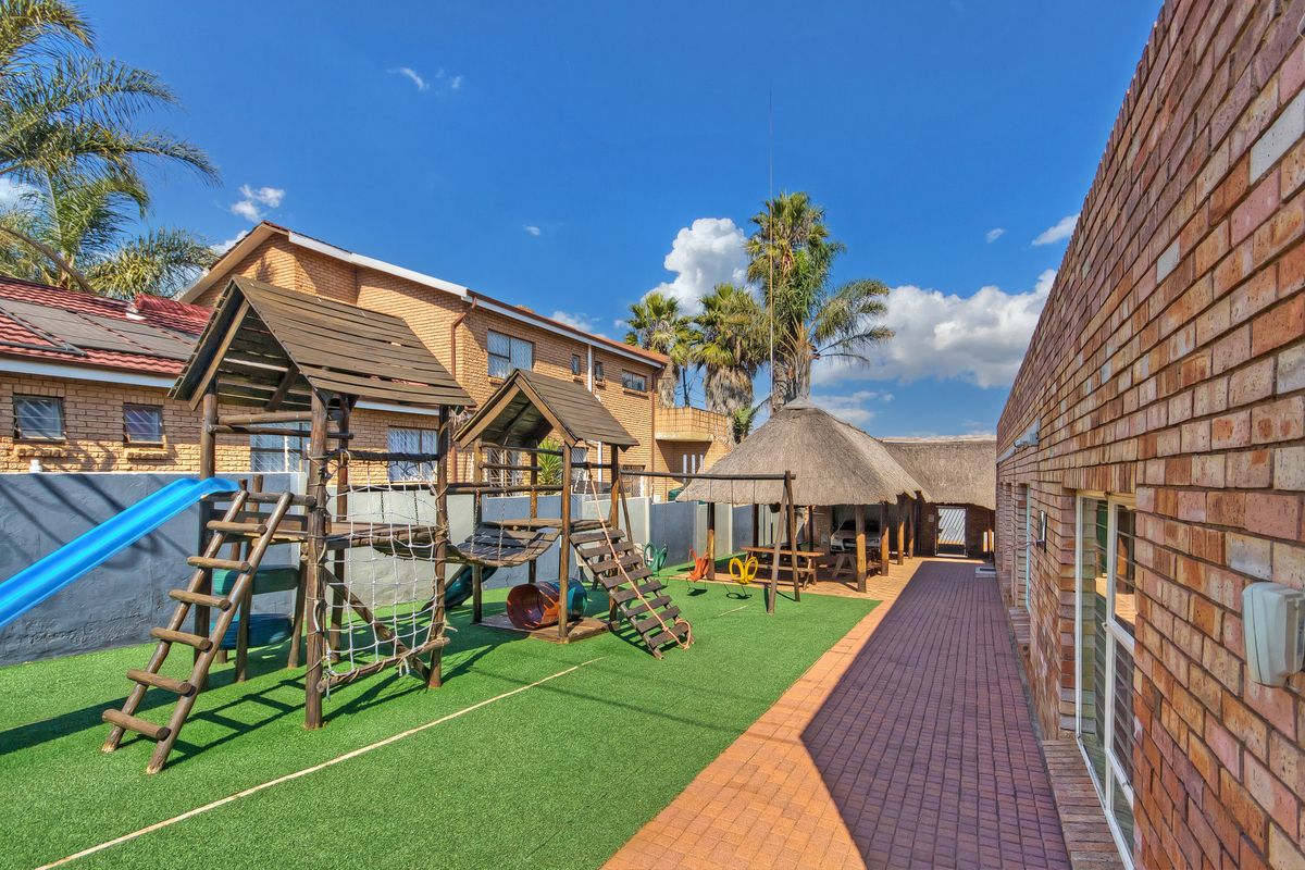 Family Home with Exceptional Entertainment and Business Potenial - Photo 5