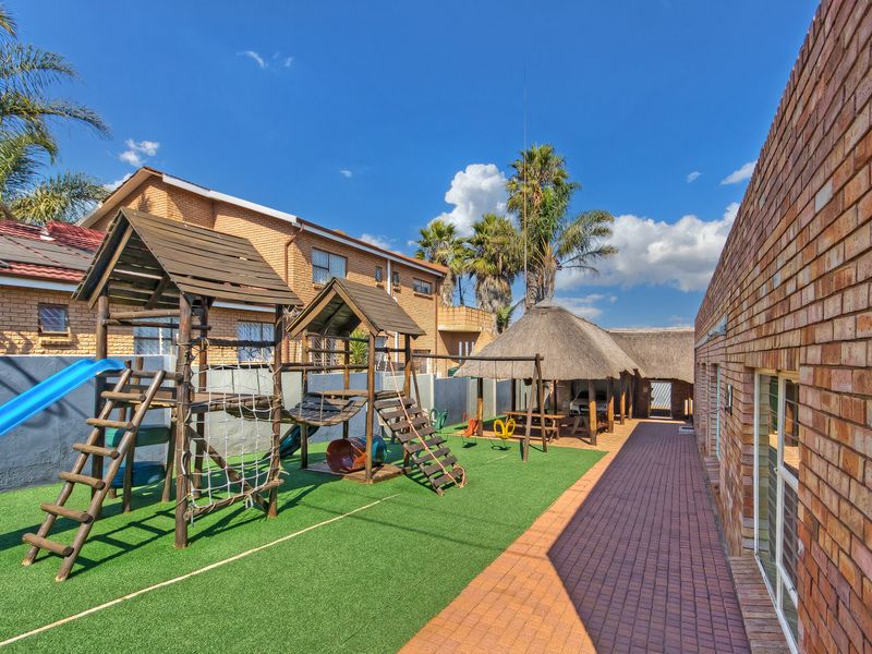 Family Home with Exceptional Entertainment and Business Potenial - Photo 5