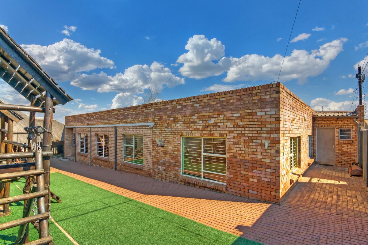 Family Home with Exceptional Entertainment and Business Potenial - Photo 2