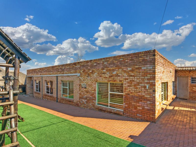 Family Home with Exceptional Entertainment and Business Potenial - Photo 2