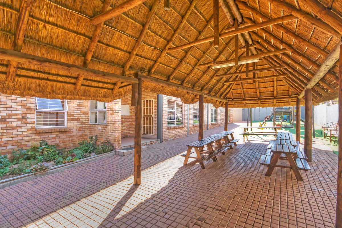 Family Home with Exceptional Entertainment and Business Potenial - Photo 3