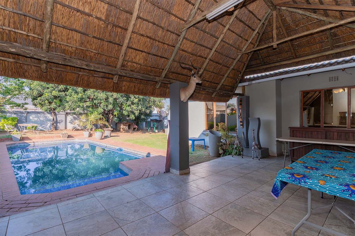 A well-kept corner stand 3-bedroom family home in the heart of Beyers park up for grabs! - Photo 5