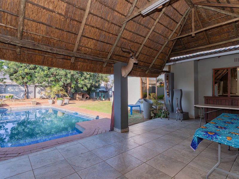 A well-kept corner stand 3-bedroom family home in the heart of Beyers park up for grabs! - Photo 5