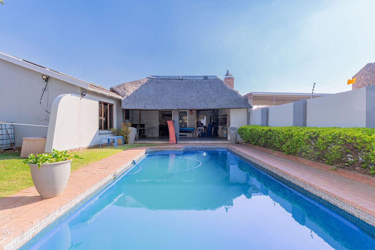 A well-kept corner stand 3-bedroom family home in the heart of Beyers park up for grabs! - Photo 3
