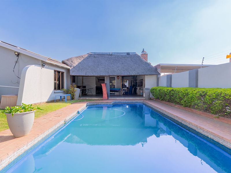 A well-kept corner stand 3-bedroom family home in the heart of Beyers park up for grabs! - Photo 3
