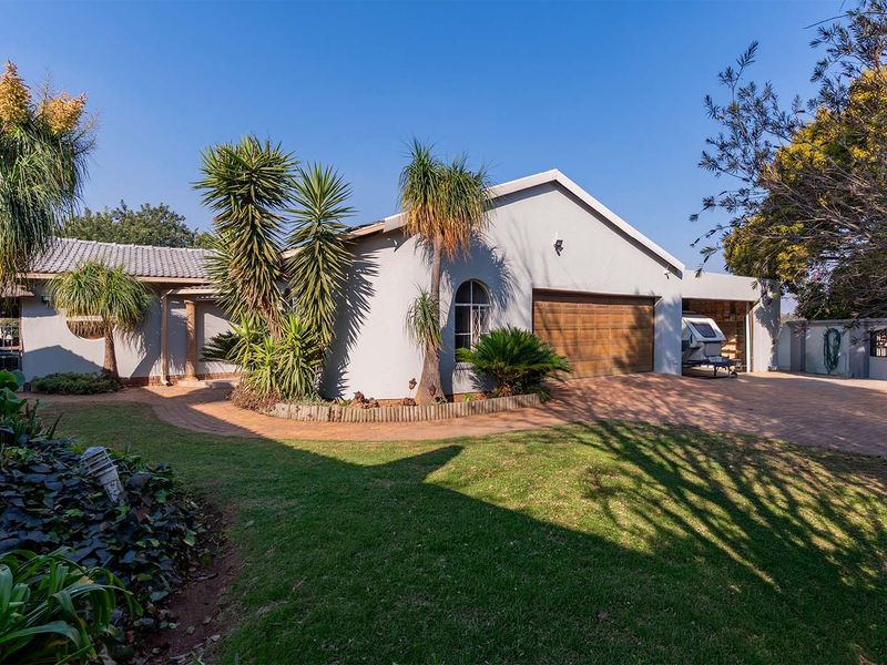 A well-kept corner stand 3-bedroom family home in the heart of Beyers park up for grabs! - Photo 1