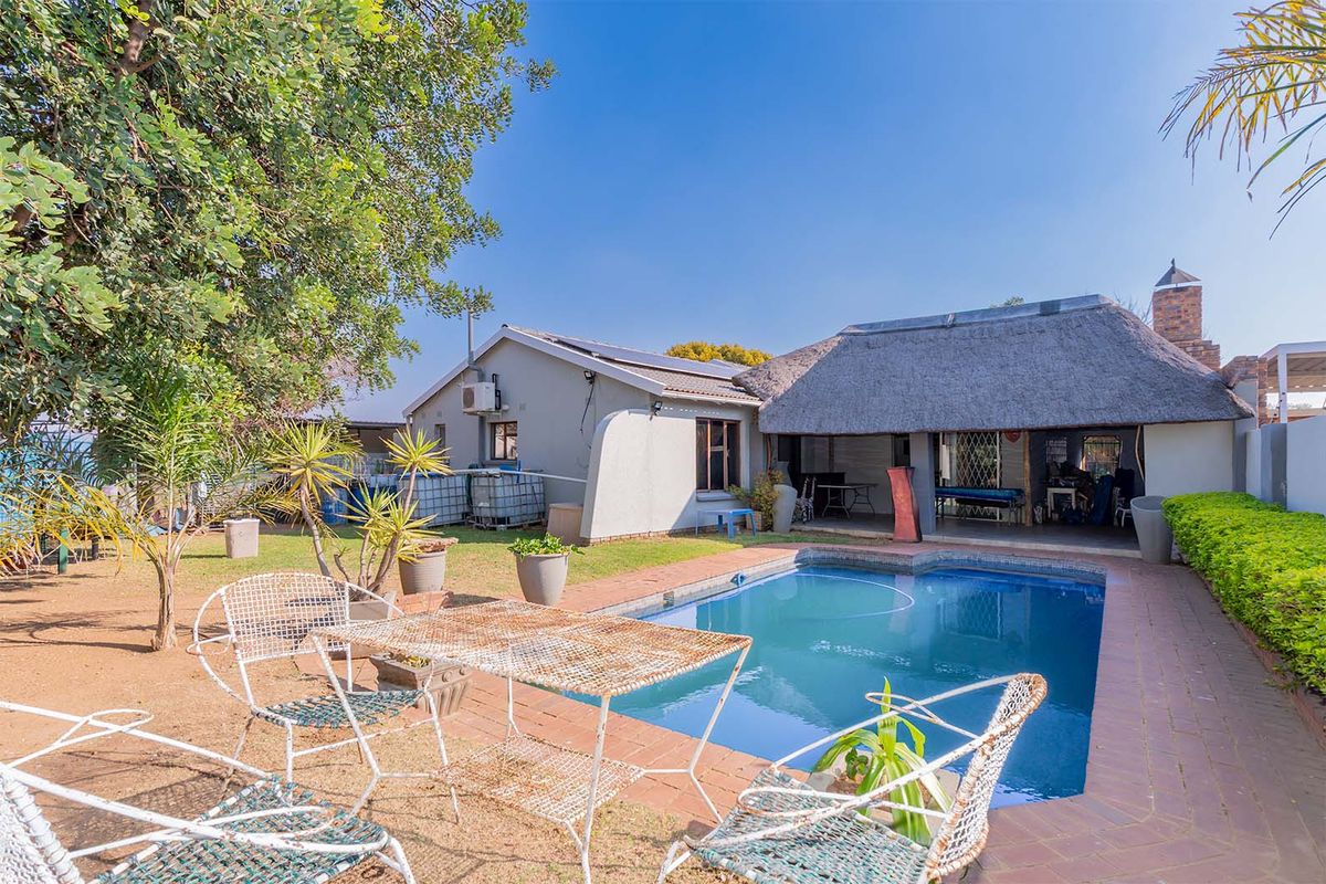 A well-kept corner stand 3-bedroom family home in the heart of Beyers park up for grabs! - Photo 4