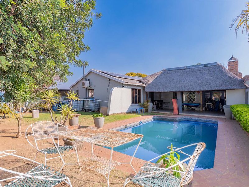 A well-kept corner stand 3-bedroom family home in the heart of Beyers park up for grabs! - Photo 4