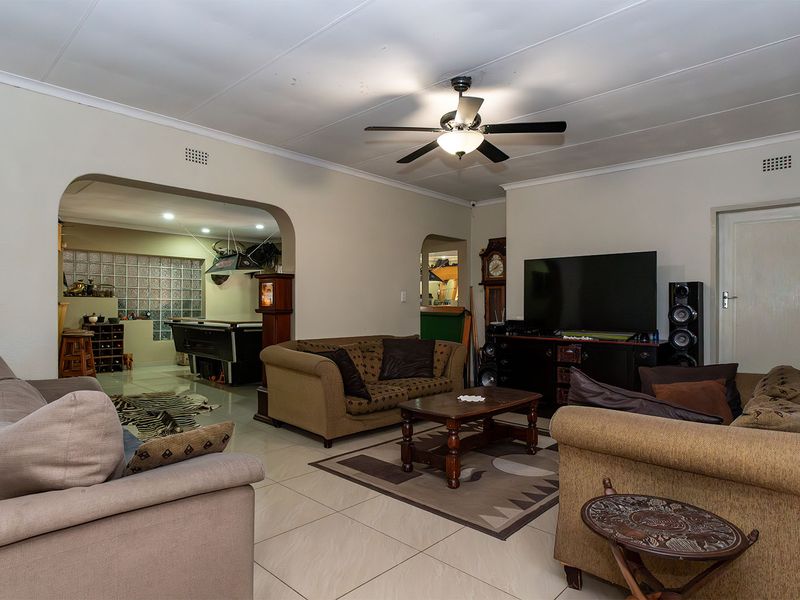 A well-kept corner stand 3-bedroom family home in the heart of Beyers park up for grabs! - Photo 10