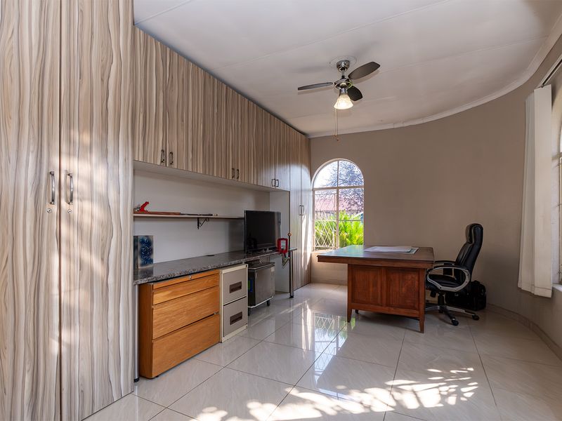 A well-kept corner stand 3-bedroom family home in the heart of Beyers park up for grabs! - Photo 9