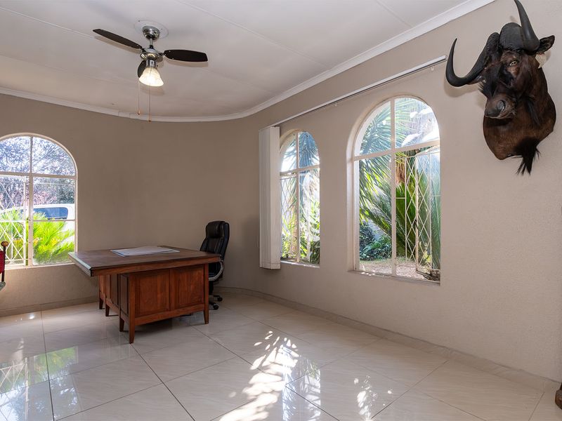 A well-kept corner stand 3-bedroom family home in the heart of Beyers park up for grabs! - Photo 8