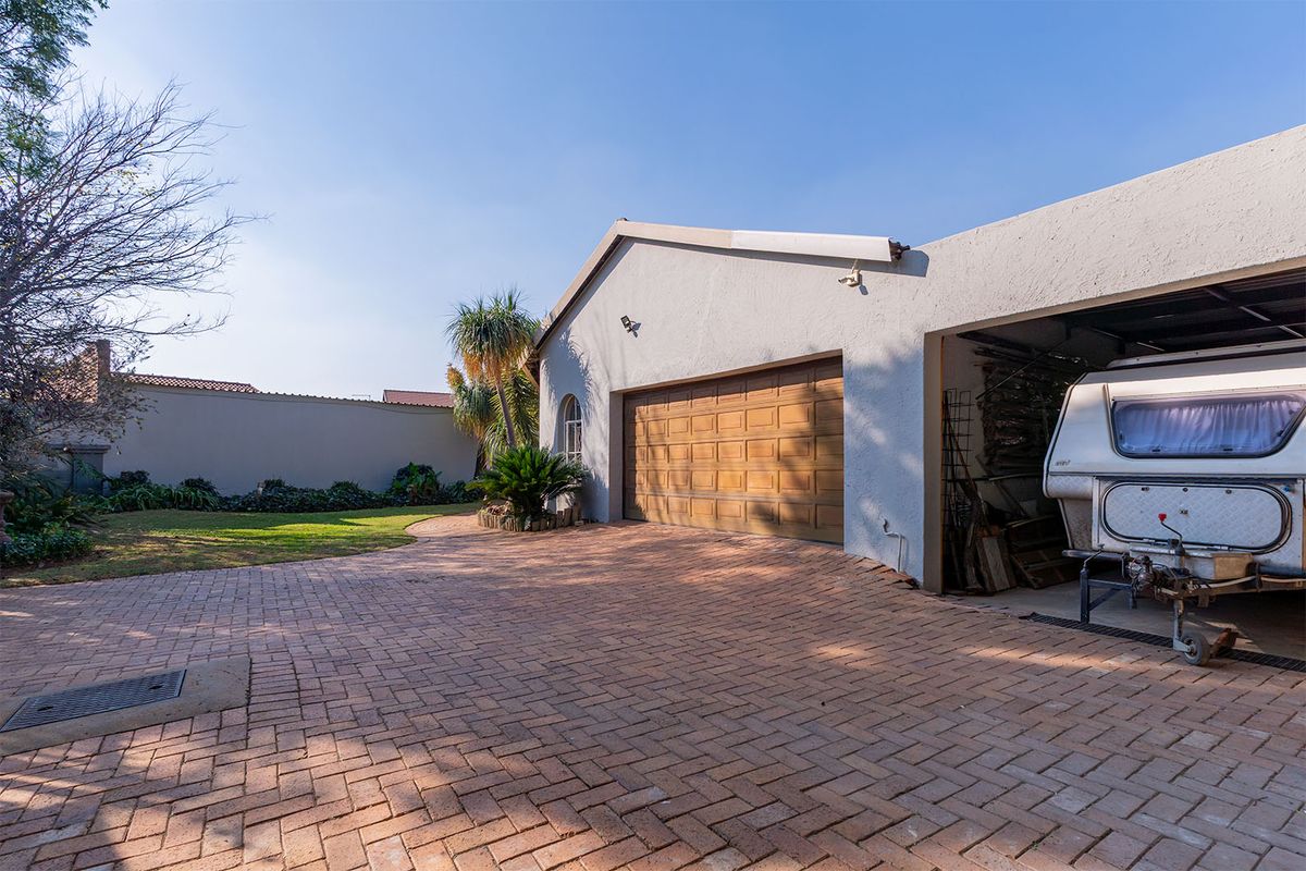 A well-kept corner stand 3-bedroom family home in the heart of Beyers park up for grabs! - Photo 2