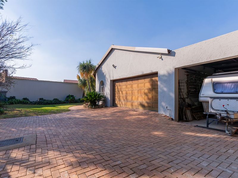 A well-kept corner stand 3-bedroom family home in the heart of Beyers park up for grabs! - Photo 2