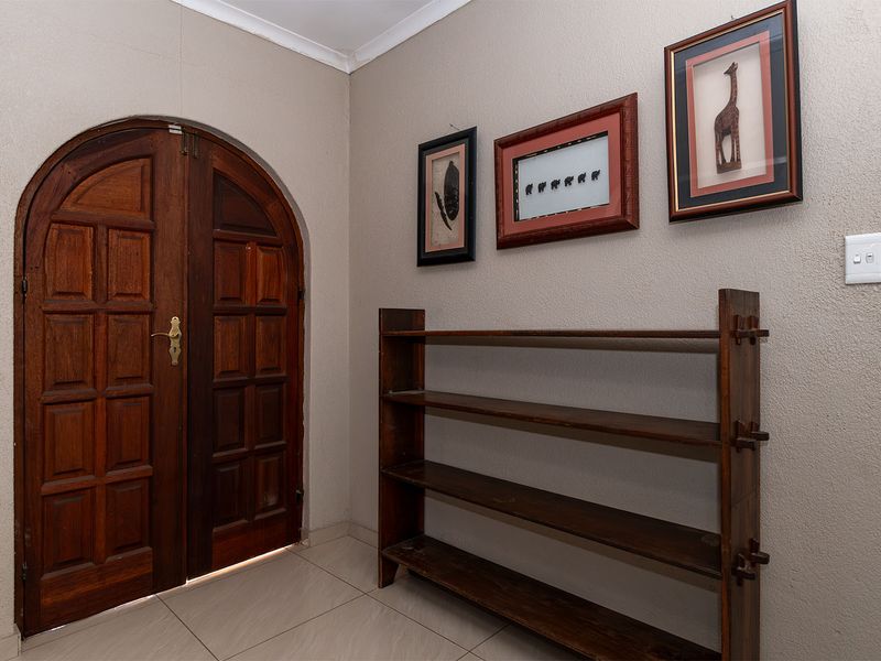 A well-kept corner stand 3-bedroom family home in the heart of Beyers park up for grabs! - Photo 7